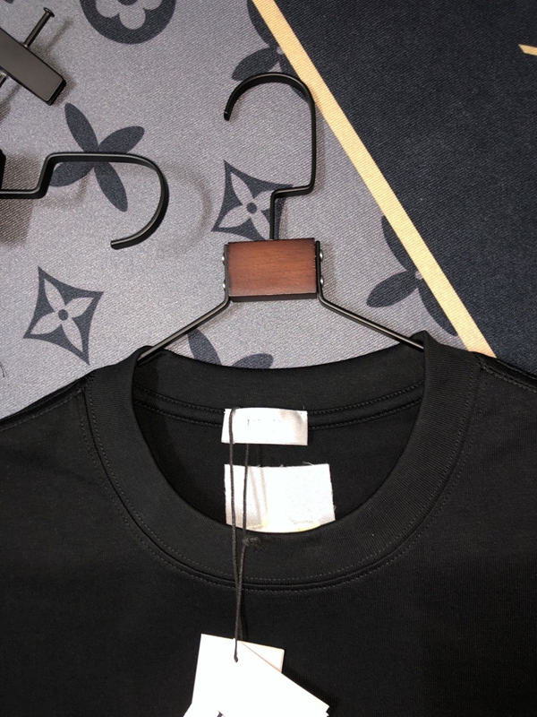 ブランドTシャツ側面デザイン